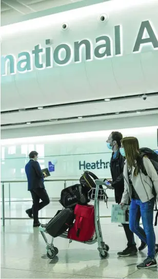 ??  ?? Pasajeros con sus maletas en el aeropuerto Heathrow de Londres