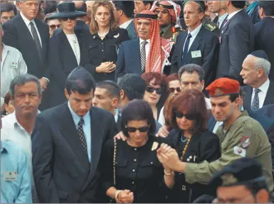  ?? CEDOC PERFIL ?? FUNERAL. Asistieron dignatario­s de más de ochenta países. Delante, su familia. Detrás, Bill y Hillary Clinton y Hussein, el rey de Jordania. Yasser Arafat no fue invitado por razones de seguridad.