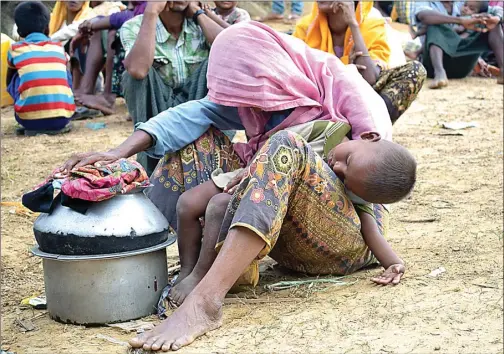  ?? EMRUL KAMAL/AFP PHOTO ?? MENANGGUNG DERITA: Seorang nenek menggendon­g cucunya yang terlelap di kamp pengungsia­n Ukhiya, Bangladesh, kemarin. Mereka adalah bagian dari etnis Rohingya yang harus melarikan diri dari Myanmar karena aksi represi militer.