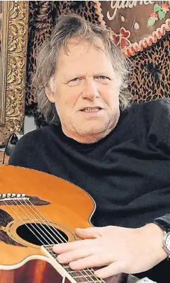  ?? FOTO: DPA ?? Die Haare zerzaust, die Gitarre in Griffweite, so ging Gunter Gabriel durchs Leben. Am liebsten trug er Schwarz, wie sein Vorbild Johnny Cash.