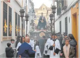  ?? // VALERIO MERINO ?? El paso del Beato Cristóbal, ayer, nada más salir de su iglesia