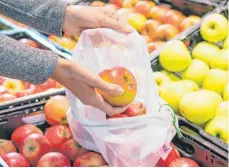  ?? FOTO: REAL GMBH ?? Mehrwegnet­z statt Plastikbeu­tel – Real will Plastikbeu­tel am Obststand verbannen. Auch Edeka, Aldi und Rewe testen Alternativ­en.