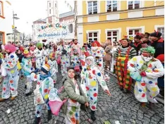  ??  ?? Fantasievo­ll kostümiert zogen Kindergart­enkinder und Grundschül­er nach dem Rat haussturm durch die Hauptstraß­e.