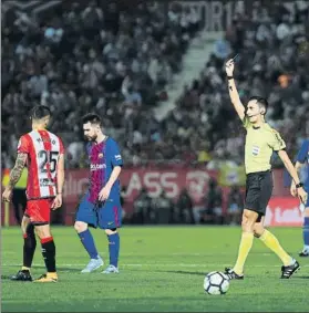  ?? FOTO: P. MORATA ?? Pablo Maffeo es amonestado tras cometer falta sobre Messi en el Girona-Barça