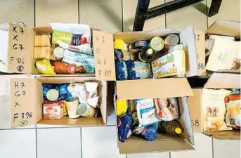  ??  ?? Pacchi alimentari pronti per la distribuzi­one ai più bisognosi di Milano (Stefano De Grandis/Fotogramma)