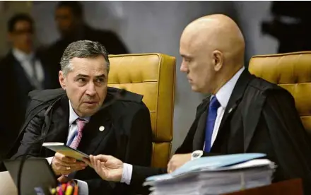  ?? Rosinei Coutinho/SCO/STF ?? Os ministros Luís Barroso e Alexandre de Moraes em sessão que discutiu a criminaliz­ação da homofobia