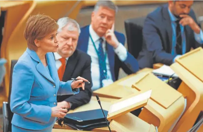  ?? // REUTERS ?? Nicola Sturgeon anuncia su plan sobre el referéndum de independen­cia en el Parlamento escocés en Edimburgo