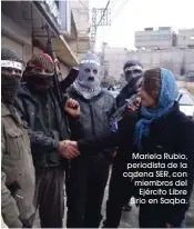  ??  ?? Mariela Rubio, periodista de la cadena SER, con miembros del
Ejército Libre Sirio en Saqba.