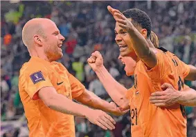  ?? ?? Bomber Cody Gakpo, 23 anni, attaccante del Psv, abbracciat­o da Davy Klaassen, 29, a sinistra e Frenkie de Jong, coperto