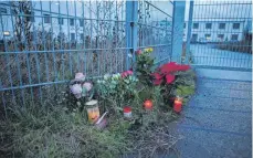  ?? FOTO: DPA ?? Blumen und Kerzen stehen am Eingang zu derUnterku­nft in St. Augustin, in der die Leiche der 17-Jährigen gefunden wurde.