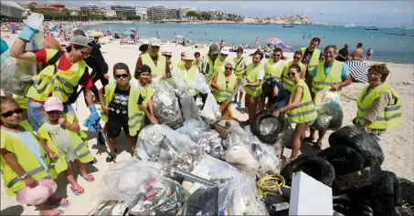  ?? (Photo Franck Fernandes) ?? Une centaine de personnes se sont mobilisées, hier, pour que Dame Nature retrouve sa vraie nature.