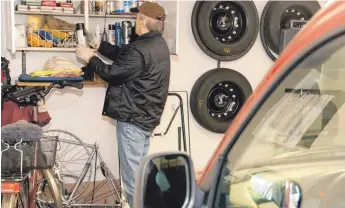  ?? FOTO: KAI REMMERS/DPA ?? Oft parkt nicht nur der Wagen in der Garage, sie ist auch Lagerort für Reifen, Räder und Heimwerker­bedarf. Mieter dürfen aber nicht alles in der Garage abstellen.