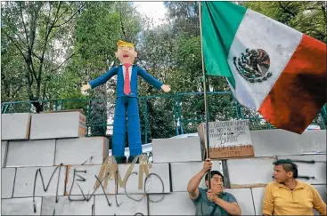  ?? FOTOS: AFP ?? PROTESTA. Los mexicanos salieron a las calles para repudiar al nuevo presidente de EE.UU.