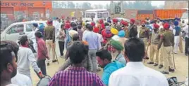  ?? HT PHOTO ?? Police at Mallanwala where Sikh hardliners attacked Dera Sacha Sauda followers on Saturday.