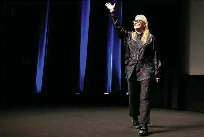  ?? VALERY HACHE / AFP ?? Meryl Streep saluda a la entrada de su clase magistral en el Festival de Cannes.