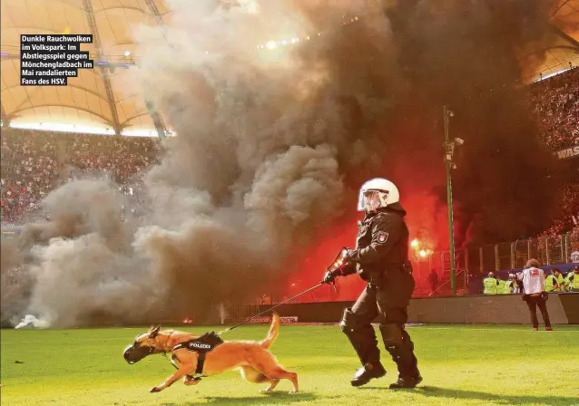  ??  ?? Dunkle Rauchwolke­n im Volkspark: Im Abstiegssp­iel gegen Mönchengla­dbach im Mai randaliert­en Fans des HSV.