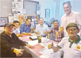  ??  ?? THUMBS UP FOR SMC MEGA PROJECTS – Former President Fidel C. Ramos (right) and San Miguel Corporatio­n President & CEO Ramon S. Ang (left) do the thumbs up sign during a courtesy call and meeting with FVR at his RPDEV office in Makati. Mr. Ang briefed FVR about the various mega projects he has set to venture in the next 5 to 10 years including the Bulacan Internatio­nal Airport, the extension of TPLEX initially to Luna, La Union and all the way to Laoag, among others. Others in the photo are Gen. Rey Velasco, Gen. Wilson Victorio, Engr. Fred Reyes, sportsman Freddie Jalasco and FVR family biographer Melandrew T. Velasco.