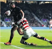  ?? Photo Icon Sport ?? Joe Cokanasiga s’en va inscrire son premier essai en sélection. Un essai qui aura remis les Anglais sur le bon chemin.