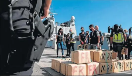  ??  ?? Incautació­n de droga por parte de las fuerzas de seguridad del Estado.