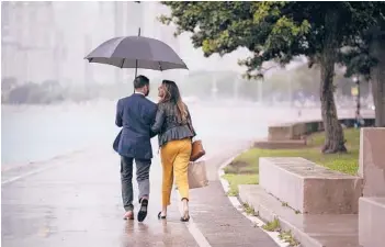  ?? NETFLIX ?? Shekar Jayaraman and Nadia Jagessar walk along Chicago’s lakefront during a date featured on “Indian Matchmakin­g.”