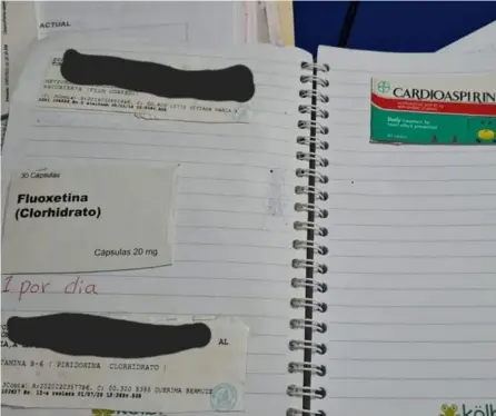  ?? TV RAdio ATEnAS ?? Una adulta mayor llegó al Área de Salud de Atenas, en Alajuela, con las indicacion­es de los medicament­os que recibe en un cuaderno. Sus hijos pegaron etiquetas de medicinas.