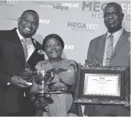  ??  ?? Businesswo­man of the Year 2nd runner-up Eunice Dlamini (centre) of M and M Joyous Events