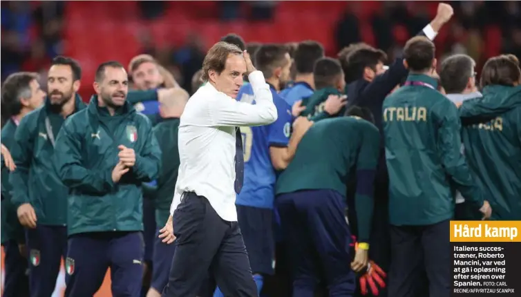  ?? FOTO: CARL RECINE/AFP/RITZAU SCANPIX ?? Hård kamp
Italiens succestrae­ner, Roberto Mancini, var ved at gå i opløsning efter sejren over Spanien.