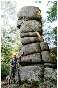  ?? Fotos: Larissa Loges ?? Wie von einem Riesen geschichte­t: der Siebenfels­en bei Yach. Nicht so riesig: Naturführe­r Siegfried Wernet.