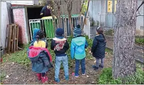  ??  ?? A l’école de la Pointe-d’Ivry, à Paris, les enfants apprennent à trier les déchets.