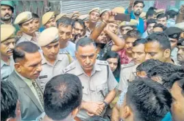  ?? PTI ?? Police personnel interact with local residents in Udaipur on Tuesday.