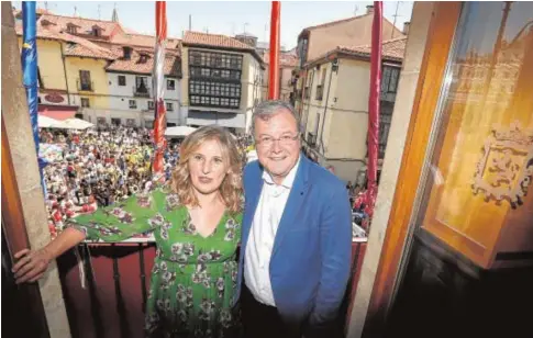  ?? ICAL ?? Yolanda León, con el alcalde Antonio Silván, momentos antes de pronunciar ayer su pregón de fiestas