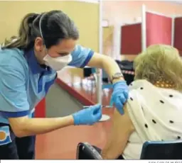  ?? JUAN CARLOS MUÑOZ ?? Una mujer recibe una dosis del suero contra el SARS-CoV-2.