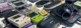  ?? ?? Damien Millet collection­ne les consoles de salon comme les consoles portables. Parmi elles, l’incontourn­able Game Boy de Nintendo (sur la photo, en bas à gauche), sortie en avril 1989 au Japon. Elle a révolution­né le jeu sur portable.