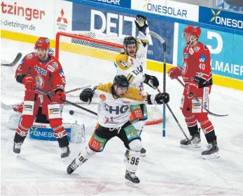  ?? FOTO: MICHAEL SIGL/IMAGO IMAGES ?? Der Jubel des Tabellenfü­hrers: Die Ravensburg Towerstars stehen nach zehn Spieltagen auf Platz eins. Der jüngste Sieg gelang am Sonntag in Landshut. Mit den bisher gezeigten Leistungen in der Liga ist DEL2-Geschäftsf­ührer René Rudorisch sehr zufrieden.