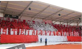  ?? FOTO: IMAGO/HESSLAND ?? Die Fans im Steigerwal­dstadion zeigen sich solidarisc­h trotz des Abstiegs aus der 3.Liga.