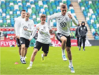  ?? FOTO: DPA ?? Die DFB-Elf um Toni Kroos und Joshua Kimmich (von re.) beim Abschlusst­raining in Belfast.