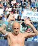  ??  ?? Sopra Maccarone festeggia il gol numero 100 con la maglia dell’Empoli realizzato nella partita contro il Napoli