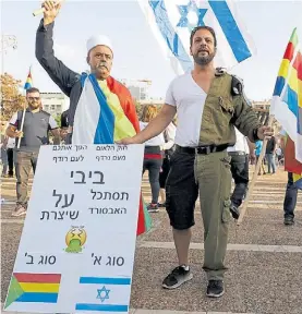  ?? AFP ?? Banderas. Manifestan­tes drusos en la marcha de ayer en Tel Aviv.