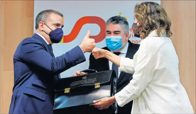  ??  ?? José Manuel Franco recibe la Cartera de secretario de Estado para el Deporte y presidente del CSD de manos de Irene Lozano bajo la atenta mirada del ministro Rodríguez Uribes.