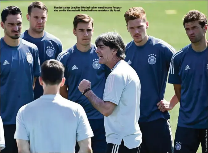  ??  ?? Bundestrai­ner Joachim Löw bei seiner emotionale­n Ansprache an die Mannschaft. Dabei ballte er mehrfach die Faust.