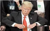  ?? PABLO MARTINEZ MONSIVAIS/AP ?? On his sixth day in office, President Donald Trump prepares to sign an executive order related to the constructi­on of a wall along the southwest border with Mexico.