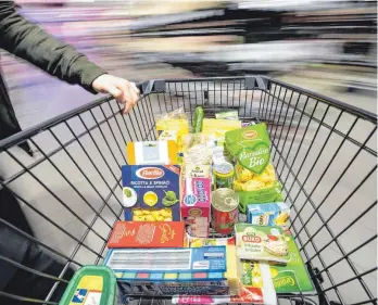  ?? FOTO: FABIAN SOMMER/DPA ?? Preisschub: Beim Einkauf im Supermarkt ist die Inflation besonders zu spüren.