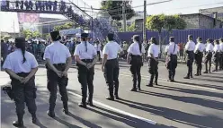  ??  ?? SEGURIDAD. LAS AGENTES DIERON SEGURIDAD A LA PROTESTA CONTRA LA RESOLUCIÓN EN EL CASO DEL MAGISTRADO ESCALANTE.