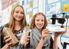  ?? Foto: Ulrich Wagner ?? Mit ihrem Projekt „Mikroplast­ik an Stränden“sind die Affingerin Franziska Tränkl (links) und ihre Schulfreun­din Valerie Kurth (hier beim Regionalen­tscheid) beim Lan desentsche­id von „Schüler experiment­ieren“Sieger geworden.