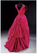  ??  ?? Robe du soir en taffetas de soie, Cristóbal Balenciaga, Paris, 1955.