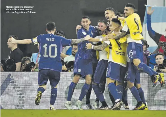  ?? Dylan Martínez / Reuters ?? Messi se dispone a felicitar a Mac Allister tras marcar el 0-1 de Argentina a Polonia.