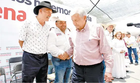  ??  ?? El ex líder de las autodefens­as José Manuel Mireles asisitió al encuentro de López Obrador con simpatizan­tes en Uruapan, Michoacán.