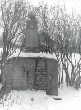  ?? (Photos: Yad Vashem Photo Archive) ?? RAKHOV, BELARUS: A monument in the old cemetery.