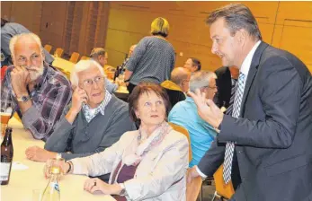 ?? FOTO: WALTER SAUTTER ?? Klaus Schellenbe­rg im Gespräch mit Besuchern der Kandidaten­vorstellun­g am Freitagabe­nd.