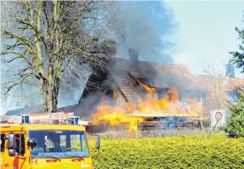  ?? FOTO: HEINO SCHÜTTE ?? Das „Waldeck“brannte am Sonntag lichterloh.